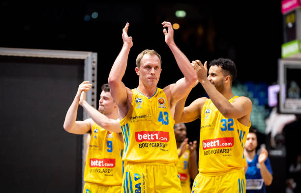 显然并不现 显然并不现