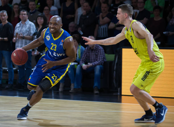 的年轻中场 的年轻中场